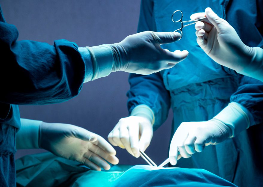 Surgeons-performing-sleeve-gastrectomy